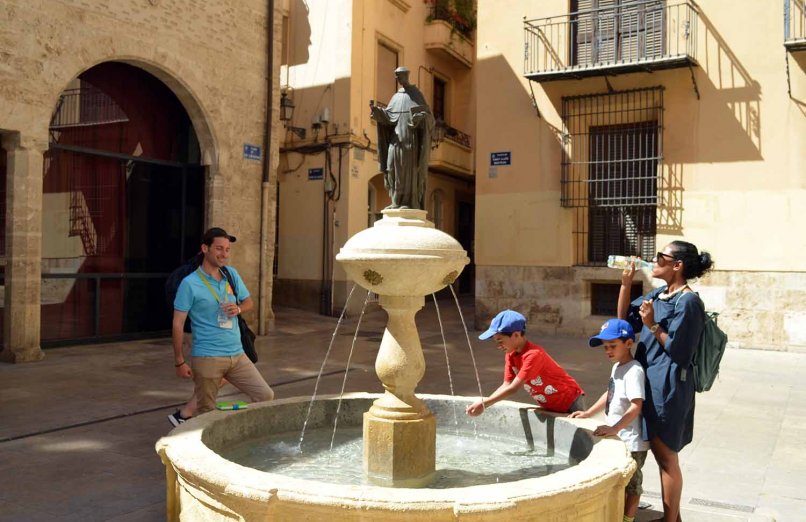 fuente en el centro histórico de valència