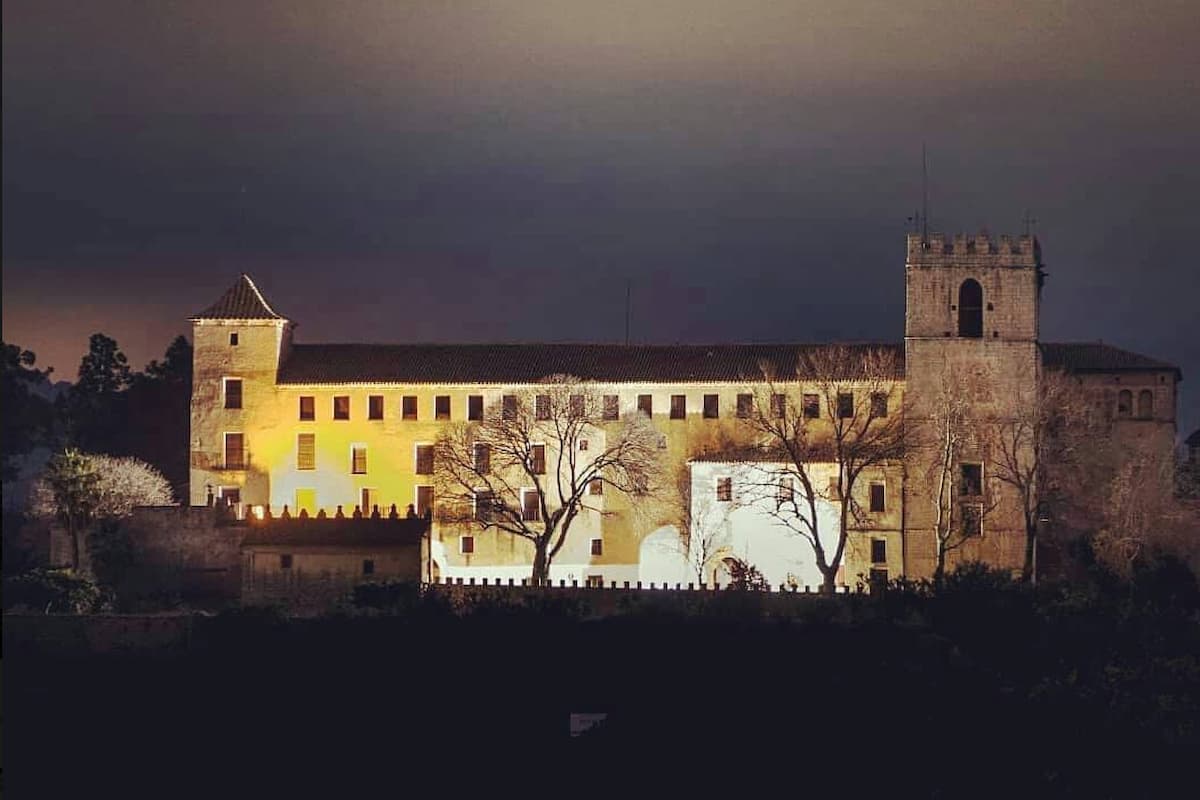 Imagen nocturna del Monasterio de Cotalba