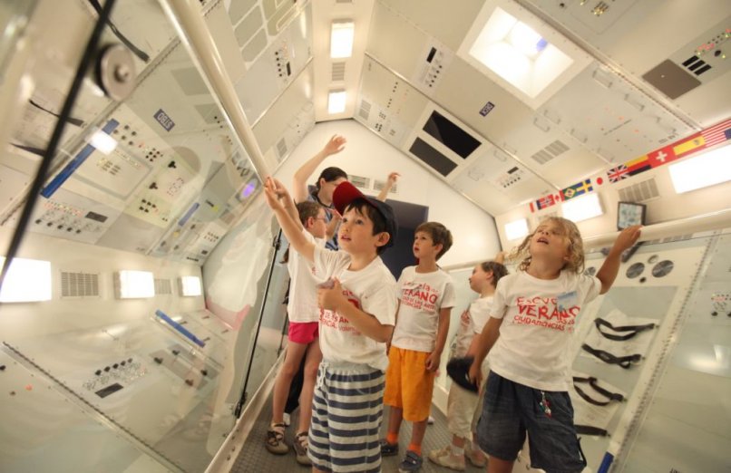 niños en el interior de una simulación de un cohete
