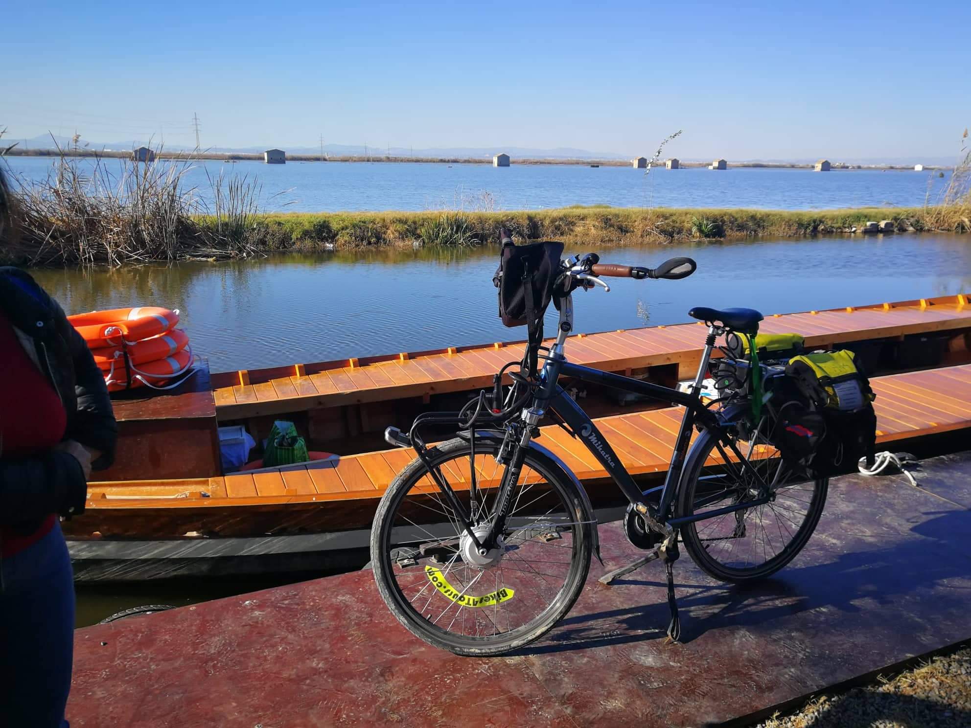 Imagen de una bici aparcada junto a una barca en la Albufera