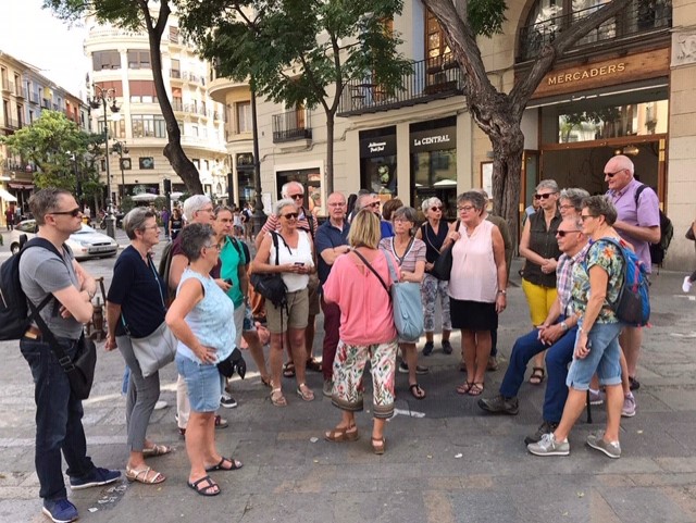 Vista de un grupo de turistas recibiendo explicaciones de la guía 