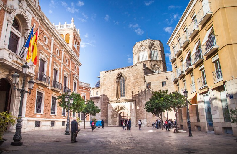 Vista de la Plaza del Arzobispo con la Catedral de Valencia al fondo.