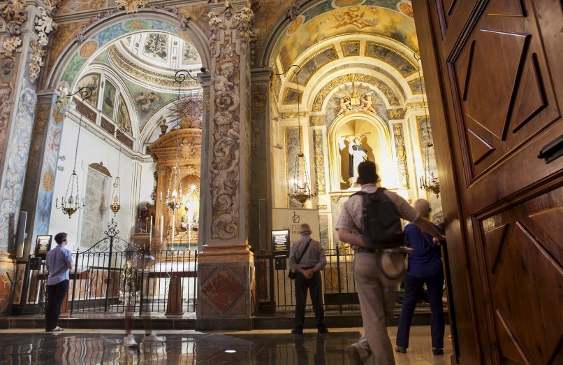 visita joyas interior iglesia