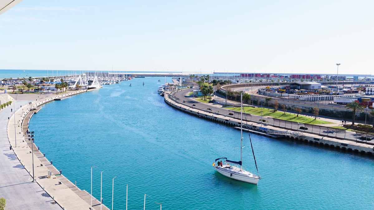 yate en la marina de valencia