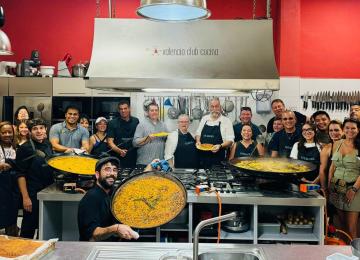 grupo haciendo paella