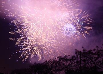 fuegos artificiales de fallas en el puente alameda