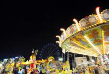 feria de atracciones con carrusel