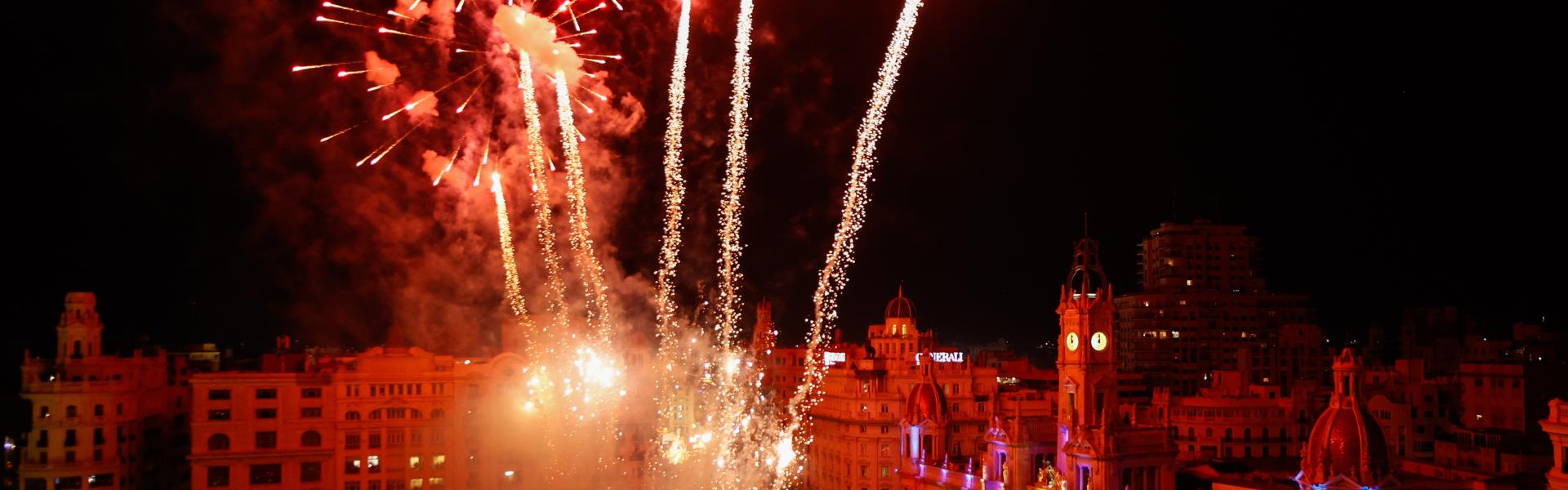 Fuegos artificiales plaza ayuntamiento