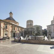 plaza de la virgen con  imagen de la fuente 