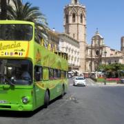 autobus turistic verde en plaza de la reina