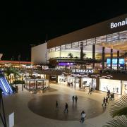 detalle exterior plaza del centro comercial bonaire