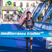 detalle ganador de triatlon valencia cruzando meta