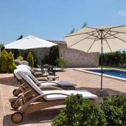 terraza piscina del hotel la mozaira