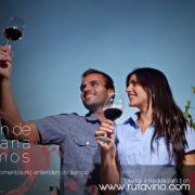 pareja bebiendo vino en utiel requena