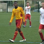 jugadores de fútbol en mitad de un partido