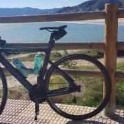 paisaje con bicicleta y lago