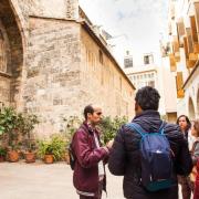 turistas durante una visit guiada a pie por el centro