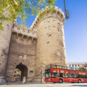 torres de quart con bus turistic rojo