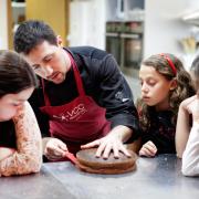 niños durante clases de cocina en valencia cocina club