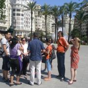 turistas durante una visita guiada en el centro