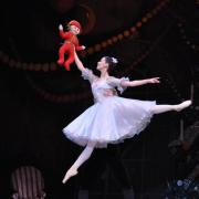 Bailarina de ballet en el aire en El Cascanueces en Valencia