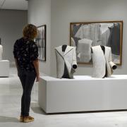 Una persona observa las esculturas de Cardells en la exposición