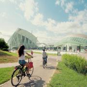 jardin del turia con fondo de ciudad de las artes y chicos con bicicletas