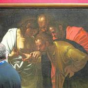 Un hombre observa una pintura del siglo XVII