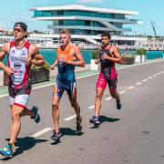 Tres corredores de triatlón en el Campeonato de Europa de Triatlón