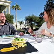 Pareja comiendo en una terraza