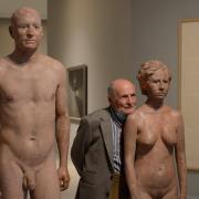 esculturas de hombre y mujer desnudos junto a su autor Antonio López 