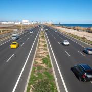 vista general de una autovia con coches circulando