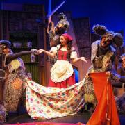 Escena de la obra de teatro Cenicienta, la magia del musical