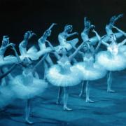 Bailarinas de ballet representando el lago de los cisnes