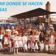 Foto antigua de un grupo de niños en la fábrica de Danone