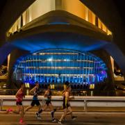 Corredores en la 15k nocturna frente al Palau de les Arts