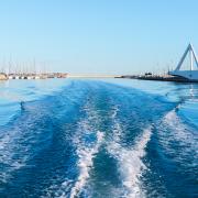 estela de un barco en la marina de valencia